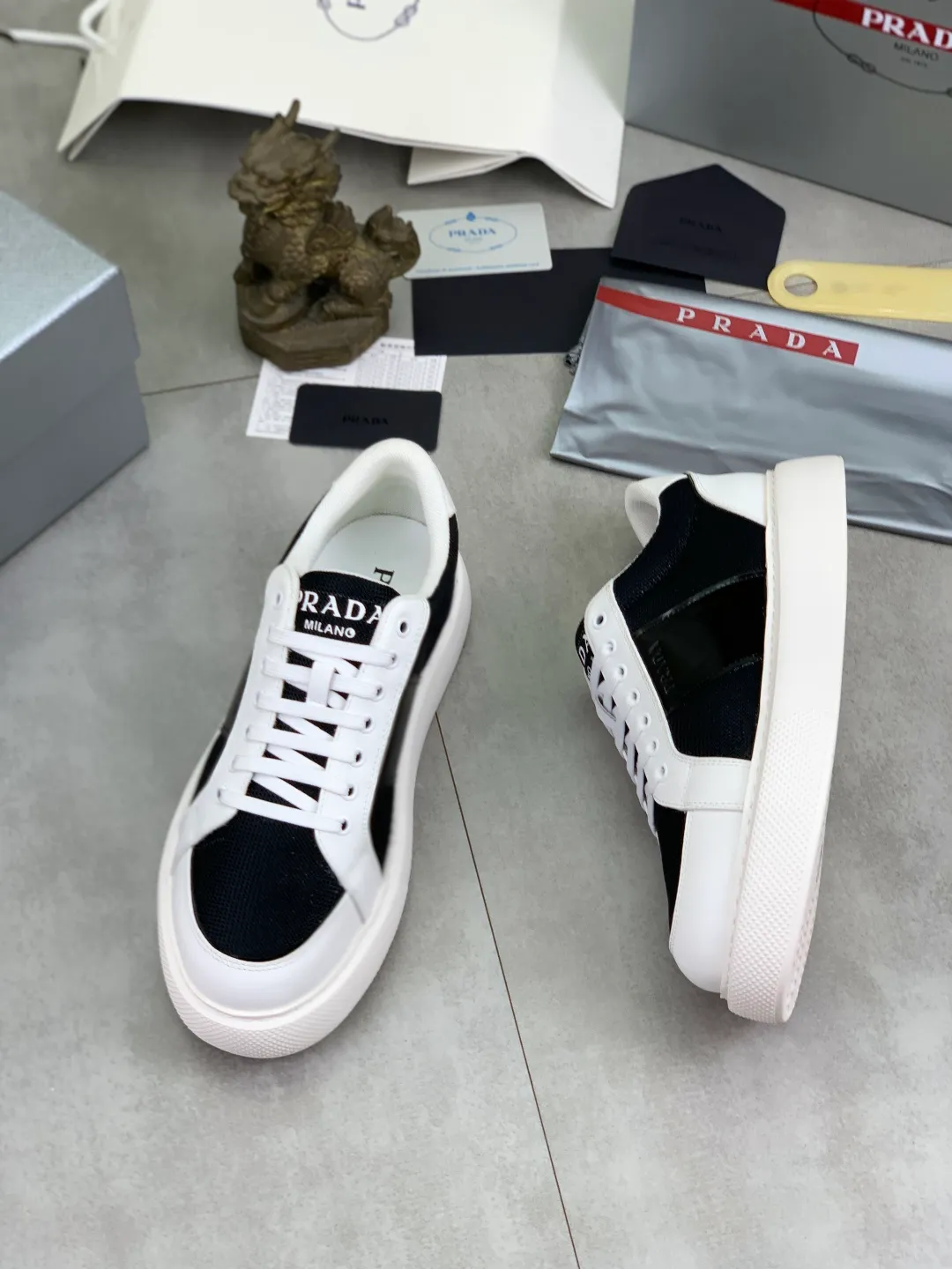 Men's men's shoes 💰P542💰 [New style] popular models are on the official website, 🆘 The trendy brand (Prada) mainly promotes popular models, avant-garde and versatile fashionable men's shoes private version mold opening, cowhide surface splicing 1:1.. Fashionable and simple, original imported cowhide lining cowhide feet; the atmosphere and personality are more fashionable, eye-catching and pursuing class. It will subvert the old idea and be a must-have for fashionistas with you! Must keep it! Tall and comfortable, large and low, high-end quality workmanship. Size: 38-44 4️⃣colors available.